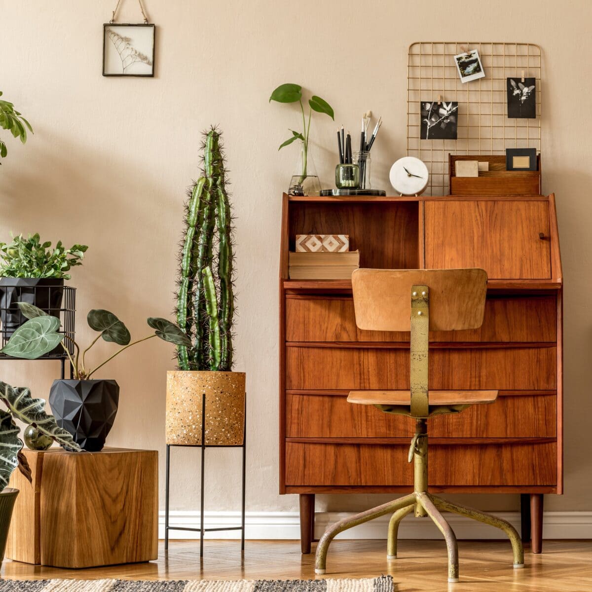 An example for a writing nook at home with vintage vibe and lots of plants